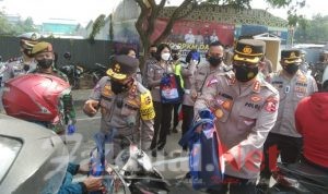 Korlantas Polri Bagikan Bansos di Penyekatan PPKM Jayanti Kabupaten Tangerang
