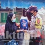 Salurkan Bansos, Polres Kep Seribu Bagikan Beras kepada 192 KK Terdampak Covid-19