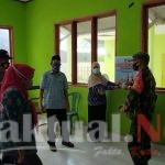 Bersama Babinsa, Bhabinkamtibmas Desa Panyangkalang Pantau Penyaluran BLT