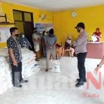 Bhabinkantibmas Polsek Sajoanging Lakukan Pengamanan Penyaluran Bantuan PKH di Kantor Lurah Akkajeng