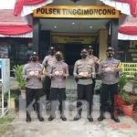 Kapolsek Tinggimoncong Bagikan Buku Saku Tentang Pedoman Penanganan Klaster Covid-19