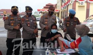 Alumni AKPOL 1991 Tinjau Vaksin Presisi Polres Serang dan Salurkan Bansos