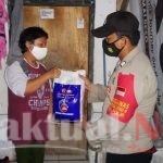 Kurangi Beban Warga, Hari ini Polsek Kep Seribu Selatan Bagikan Bansos kepada 44 KK Warga Terdampak Covid-19