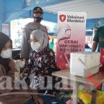 Vaksin Merdeka Covid-19 Polres Kep Seribu Suntik dan Bagikan Sembako kepada 63 Warga Pulau Harapan