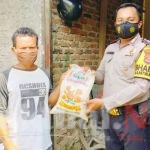 Anggota Polsek Taktakan Berikan Beras Kepada Masyarakat