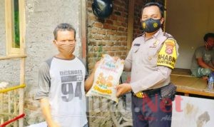 Anggota Polsek Taktakan Berikan Beras Kepada Masyarakat