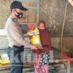 Polsek Carenang Masuk ke Kampung Renged Bagikan Bansos