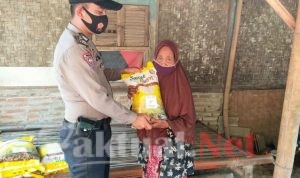 Polsek Carenang Masuk ke Kampung Renged Bagikan Bansos