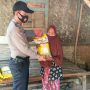Polsek Carenang Masuk ke Kampung Renged Bagikan Bansos