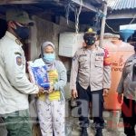Terus Salurkan Bansos, Polres Kep Seribu Hari ini Bagikan Beras kepada 34 KK Warga Terdampak Covid-19