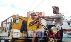 Kasat Lantas Polres Bone Sosialisasi Penerapan Prokes, Bagikan Masker dan Sticker