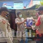 Bagikan Beras Kepada 293 KK Warga Terdampak Covid-19, Polres Kep Seribu Ajak Warga ikut Vaksin