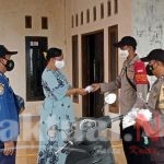 Secara Door to Door, 1.800 Masker dibagikan Polres Kep Seribu ke Warga