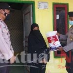 Bagikan Bansos Kepada 89 KK Warga Terdampak Covid-19, Polres Kep Seribu Ringankan Beban Warganya