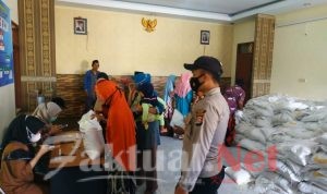 Petugas Lakukan Pengamanan dan Monitoring Penyaluran Program BB PPKM 2021