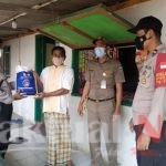 Peduli Warga Terdampak Covid-19, Polres Kep Seribu Bagikan Bansos Beras kepada 91 KK