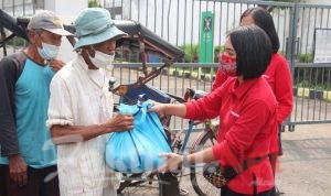 Prajurit dan Persit KCK Distribusikan 500 Sembako di Desa Binaan Grup 1 Kopassus