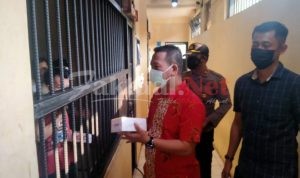 Kapolres Serang Kota Berikan Rice Box Kepada Tahanan