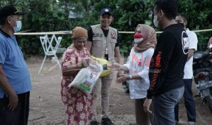 Peringati HUT RI ke-76, Andi Tenri Indah Berbagi Paket Sembako