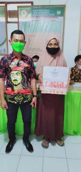 Ket Foto : Kepala Dusun Bangkowa Zulkifli Mangka saat memberikan BLT kepada warganya
