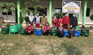Garteks Peduli Serang Gandeng KKM 49 Universitas Bina Bangsa Berikan Tong Sampah