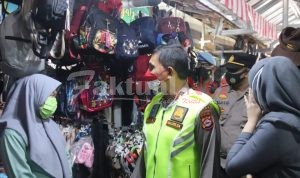 Wakapolda Banten Bersama PJU Bagikan Ribuan Masker di Pasar Baros