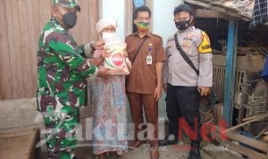 Babinsa Desa Kepandean Bersama Bhabinkamtibmas Salurkan Bansos ke Warganya
