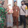 Babinsa Desa Kepandean Bersama Bhabinkamtibmas Salurkan Bansos ke Warganya