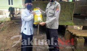 Kapolsek Petir Bagikan Bansos ke Ponpes Darul Ahkam