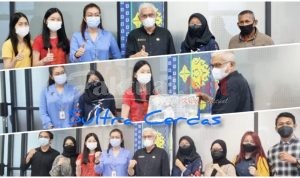 Dua Siswi Asal Sultra Lolos Beasiswa Sampoerna, Kadikbud Asrun Lio Serahkan Bantuan Laptop