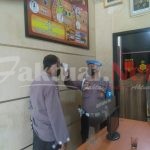 Kanit Provos Polsek Ciruas Cek Suhu Personel Yang Hendak Memasuki Kantor
