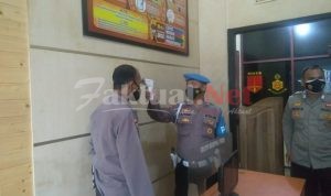 Kanit Provos Polsek Ciruas Cek Suhu Personel Yang Hendak Memasuki Kantor