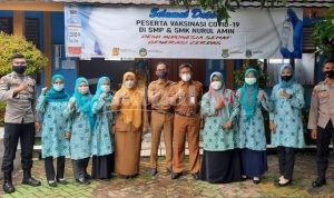 Camat Mekar Baru Tinjau Vaksinasi di SMK Nurul Amin