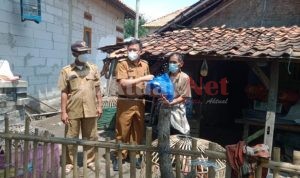 Camat Mekar Baru Kunjungi Rumah Warga Tidak Layak Huni