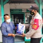 Datangi 3 Pulau Pemukiman, Polres Kep Seribu Bagikan Bansos kepada 65 KK Warga Terdampak Covid-19