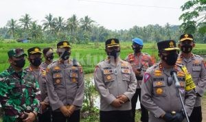 Kakorlantas Mabes Polri Bersama Wakapolda Banten Berikan Bantuan Sembako ke Warga Pandeglang