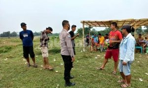 Polsek Pamarayan Bubarkan Turnamen Sepak Bola di Desa Pudar