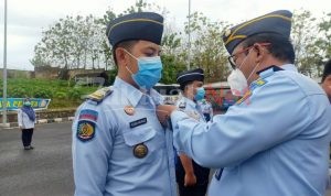 2 pegawai Lapas Kelas IIA Cilegon Dapat Penghargaan Satyalencana Karya Satya dari Jokowi