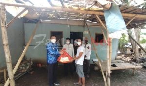 Camat Mekar Baru Dampingi Ketua Baznas Kabupaten Tangerang Tinjau RTLH