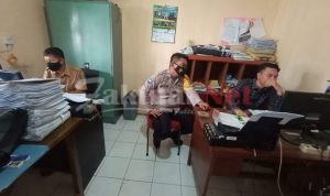 Bhabinkamtibmas Polsek Ciruas Sampaikan Ini Kepada Staf Desa Singamerta