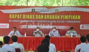 Kepala Rutan Berikan Pengarahan Kepada Jajaran Petugas Pelayanan Tahanan