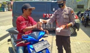 Polsek Kasemen Blusukan Bagikan Masker Kepada Warga