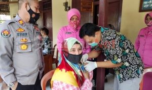 Kapolsek Ciruas Bersama Bhayangkari Beri Apresiasi Warga Yang Vaksin