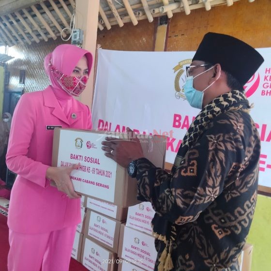 HKGB Ke-69, Bhayangkari Cabang Serang Bersama Kapolres Salurkan Bansos ke Ponpes