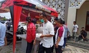 Warung Jumat Barokah Polres Serang Bagikan Nasi Kotak Kepada Masyarakat