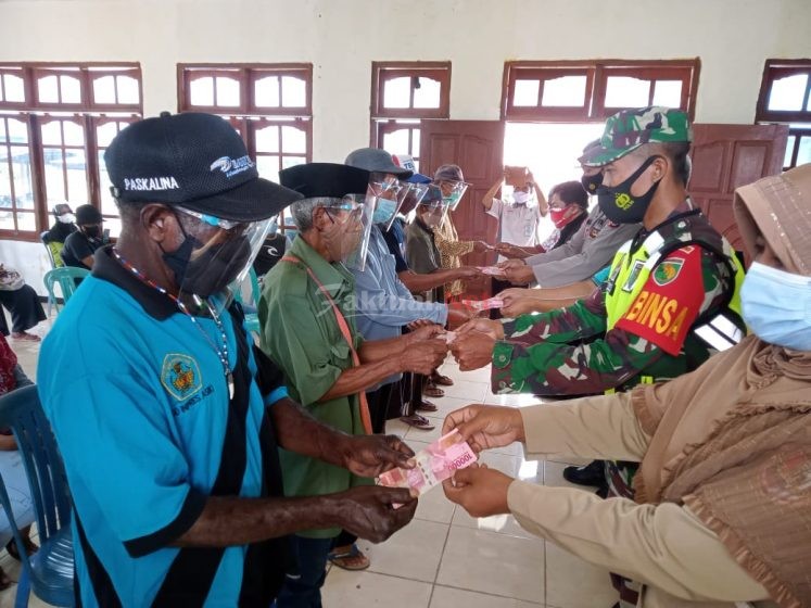 Pembagian BLT Kampung Metaat Makmur