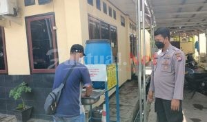 Polsek Pontang Wajibkan Cuci Tangan Hendak Masuk ke Kantor