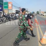 Babinsa Koramil 0602-16/Ciruas Cepat Tanggap, Seberangkan Pejalan Kaki Usai Melaksanakan Vaksin