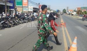 Babinsa Koramil 0602-16/Ciruas Cepat Tanggap, Seberangkan Pejalan Kaki Usai Melaksanakan Vaksin