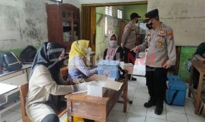 Kapolsek Ciruas Tinjau Vaksinasi di Desa Gosara, Pastikan Semua Warga Mendapatkan Hak Yang Sama
